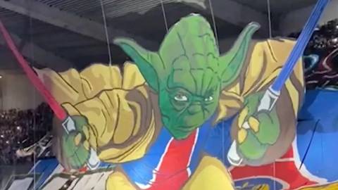 Mbappe hóa thân thành Yoda khổng lồ trên sân PSG
